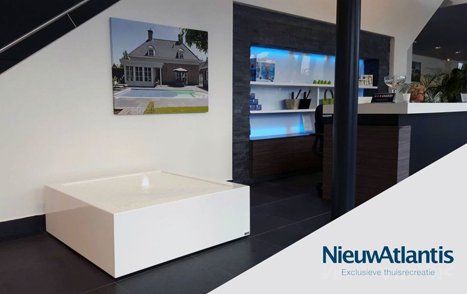 Een witte Corux Blue tuinfontein is te bewonderen bij premium partner Nieuw Atlantis.