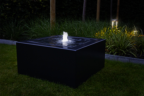 Een watertafel by night. Een sprankelende fontein met witte LED verlichting.